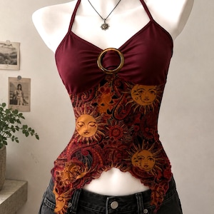 Y2K Celestial Halter Top | Weinrotes Boho Neckholder Top mit Sonne-Mond Print | Fairy Grunge Festival Top