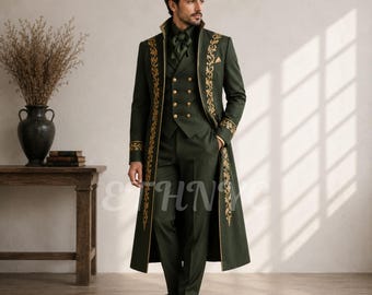 Puede incluir: Un abrigo largo de color verde oscuro con bordados dorados en las solapas y puños, sobre un chaleco a juego con botones dorados, camisa verde oscuro, corbatón y pantalones verde oscuro. El texto ETHNYC es visible en la esquina superior izquierda.