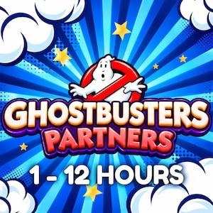 Puede incluir: Un diseño gráfico con el logotipo de Ghostbusters, un fantasma blanco dentro de un círculo rojo, sobre el texto GHOSTBUSTERS PARTNERS y 1 - 12 HOURS. El fondo tiene rayos azules, nubes blancas y estrellas amarillas estilo cómic.