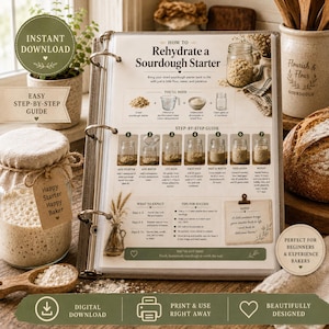 Puede incluir: Una carpeta de tres anillas que contiene una guía impresa titulada How to Rehydrate a Sourdough Starter, con instrucciones paso a paso, listas de ingredientes y consejos. La página incluye ilustraciones de frascos y trigo, con texto que detalla el proceso de rehidratación de masa madre seca.