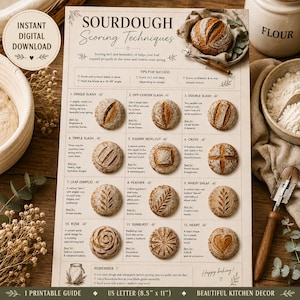 Può includere: Una guida didattica color beige intitolata Sourdough Scoring Techniques che presenta dodici illustrazioni numerate di pagnotte incise, consigli per il successo e un elenco di motivi di incisione tra cui tagli singoli, foglie e cuori su carta da 21,6 per 27,9 cm.