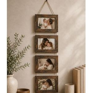 Puede incluir: Un expositor de pared vertical con cuatro marcos de fotos rectangulares de madera marrón oscuro texturizada, unidos por una cuerda de yute natural. Cada marco contiene una fotografía de un progenitor y un niño, colgados de un punto.