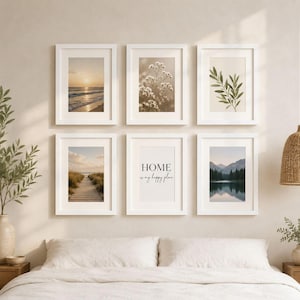 Könnte beinhalten: Ein Galerie-Wandset aus sechs weiß gerahmten Drucken mit einem Sonnenuntergang über dem Meer, weißen Wildblumen, einem grünen Blattzweig, einem Holzsteg zum Strand, dem Text "HOME is my happy place" und einer Bergsee-Landschaft.