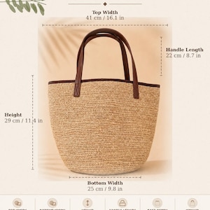 Pu&ograve; includere: Una borsa tote intrecciata color beige con manici e bordi marrone scuro. La tabella delle taglie indica una larghezza superiore di 41 cm, larghezza inferiore di 25 cm, altezza di 29 cm, lunghezza manico di 22 cm, profondit&agrave; base di 21 cm e 450 grammi.