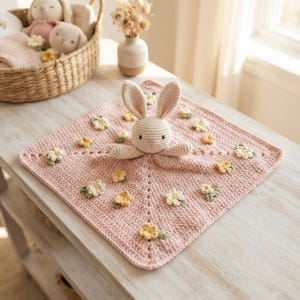 Wzór na szydełkowy kocyk Migurumi Cute Bunny Lovey Blanket na wiosennego króliczka z motywem kwitnących stokrotek. Samouczek PDF.