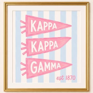 Puede incluir: Una lámina de arte enmarcada con tres banderines rosas con texto blanco que dice KAPPA, KAPPA y GAMMA, sobre un fondo de rayas verticales azul claro y blanco. El texto est 1870 está impreso en rosa en la esquina inferior derecha.