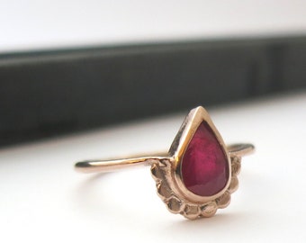 Roséguldring, Guldrubinring, 14k guldring, Alternativ förlovningsring, Rubinförlovningsring, Boho förlovningsring, Solid, Solitär