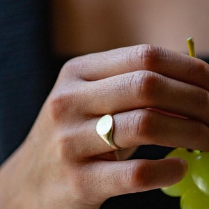 14k Yellow gold signet ring, Minimalist ring, Pinky ring, Classic signet ring, Everyday ring, Handmade, Solid gold, Pinky signet ring