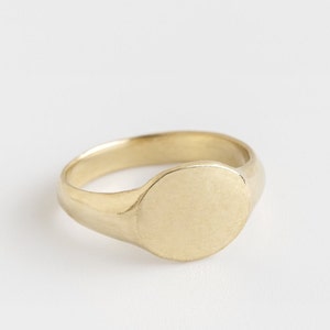 Gold signet ring, Signet ring women, 14k pinky ring, Solid gold ring for women, Oval signet ring, Dainty gold ring, Classic signet ring