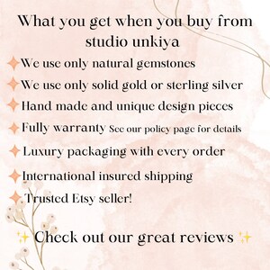 K&ouml;nnte beinhalten: Ein rosa und wei&szlig;er Hintergrund mit goldener Schrift, die "What you get when you buy from studio unkiya" lautet. Der Text listet Folgendes auf: Wir verwenden nur nat&uuml;rliche Edelsteine, Wir verwenden nur massives Gold oder Sterlingsilber, Handgefertigte und einzigartige Designst&uuml;cke, Volle Garantie Siehe unsere Richtlinienseite f&uuml;r Details, Luxusverpackung bei jeder Bestellung, Internationaler versicherter Versand, Vertrauensw&uuml;rdiger Etsy-Verk&auml;ufer! Schauen Sie sich unsere gro&szlig;artigen Bewertungen an.