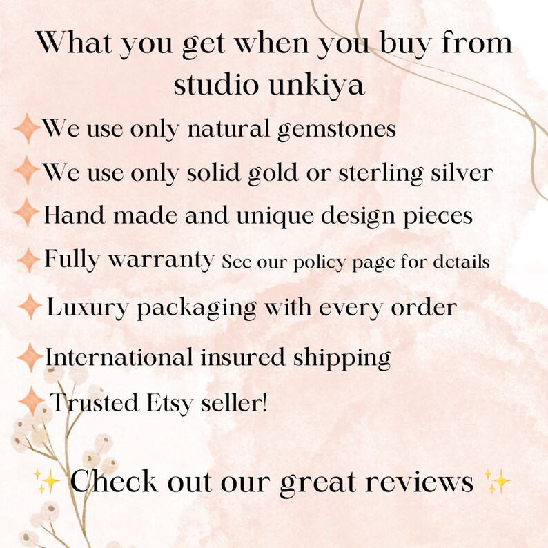 K&ouml;nnte beinhalten: Ein rosa und wei&szlig;er Hintergrund mit goldener Schrift, die "What you get when you buy from studio unkiya" lautet. Der Text listet Folgendes auf: Wir verwenden nur nat&uuml;rliche Edelsteine, Wir verwenden nur massives Gold oder Sterlingsilber, Handgefertigte und einzigartige Designst&uuml;cke, Volle Garantie Siehe unsere Richtlinienseite f&uuml;r Details, Luxusverpackung bei jeder Bestellung, Internationaler versicherter Versand, Vertrauensw&uuml;rdiger Etsy-Verk&auml;ufer! Schauen Sie sich unsere gro&szlig;artigen Bewertungen an.
