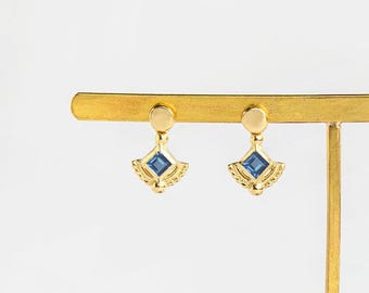 Kolczyki z litego złota z szafirami, Kolczyki wiszące, Kolczyki z wkrętami, Kolczyki ze złota 14k, Delikatne złote kolczyki, Biżuteria z szafirami, Małe