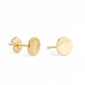 Aretes de oro, Aretes de oro macizo, Aretes de oro de 14k, Aretes redondos de poste, Aretes pequeños, Aretes minimalistas, Aretes martillados