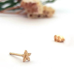 Gold stud earring, Tiny gold earring, Flower stud earring, Solid gold earring, 14k stud earring, Cartilage gold earring, Boho post, Dainty