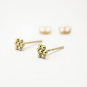 Tiny Flower studs, 14k Gold flower studs, Small stud earrings, Solid gold studs, Tiny stud earrings, Second hole earrings, Tiny earrings