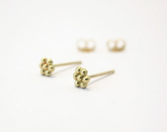 Kleine Blumenohrstecker, 14k Goldblumenohrstecker, kleine Ohrstecker, solide Goldohrstecker, kleine Ohrstecker, zweite Lochohrringe, kleine Ohrringe