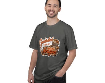 Camiseta de hombre con estampado de dragón barbudo – Camiseta con estampado de mini dragón, custodiada por un mini dragón.