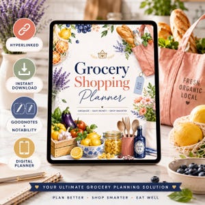 Può includere: Un tablet digitale che mostra la copertina di un pianificatore della spesa con illustrazioni di prodotti freschi, pane e utensili da cucina. Il testo recita Grocery Shopping Planner, Organize Save Money Shop Smarter e Your Ultimate Grocery Planning Solution.