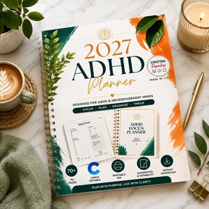 Può includere: Un'agenda 2027 ADHD a spirale con copertina bianca e accenti a pennellate verdi e arancioni. Il testo riporta 2027 ADHD Planner, Designed for ADHD & Neurodivergent Minds, Focus, Plan, Organize, Thrive, con icone per Canva, PDF e varie applicazioni.