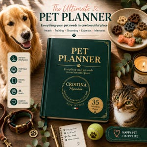 Può includere: Un libro agenda per animali domestici verde scuro con testo dorato che recita The Ultimate PET PLANNER, Cristina Paperless e 35 Printable Pages. La copertina presenta un emblema circolare, icone di zampe e il testo Made in Italy.