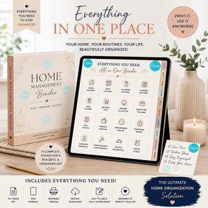 Può includere: Un set di raccoglitori per la gestione della casa che include un libro fisico e un display per tablet digitale. La copertina del raccoglitore e lo schermo mostrano testo, tra cui Home Management Binder, All in One Binder e varie categorie organizzative.