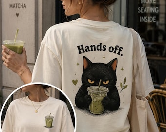 „Hände weg, Matcha-Katze“-Shirt | Lustiges T-Shirt mit schwarzer Katze | Vorder- und Rückseite bedruckt | Geschenk für Matcha-Liebhaber | Bella + Canvas 3001