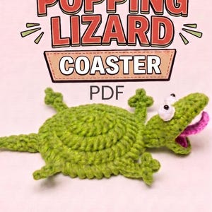 Op de afbeelding: Een groene gehaakte hagedis onderzetter met witte ogen en een roze tong. De tekst erboven luidt POPPING LIZARD COASTER PDF, en de tekst eronder luidt Instant Digital Download. De hagedis heeft een plat, rond lichaam en vier kleine pootjes.