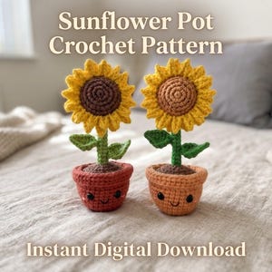 Puede incluir: Dos girasoles de ganchillo en macetas pequeñas con caras sonrientes, con pétalos amarillos, centros marrones y tallos verdes con hojas. El texto Sunflower Pot Crochet Pattern e Instant Digital Download aparece en letras blancas sobre la imagen.