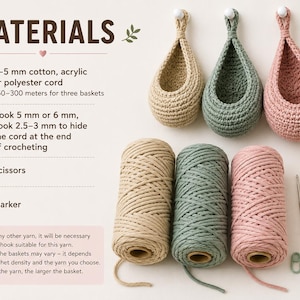 Puede incluir: Tres cestas colgantes de ganchillo en beige, verde salvia y rosa empolvado, acompa&ntilde;adas de bobinas de cordel a juego, un ganchillo dorado, una aguja, tijeras y dos marcadores de puntos. El texto enumera materiales como cordel de 4-5 mm.