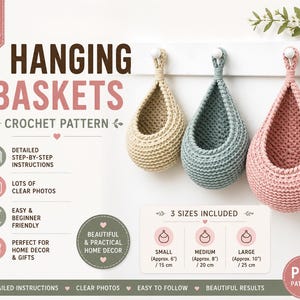 Puede incluir: Un patr&oacute;n de ganchillo para cestas colgantes con tres cestas en forma de l&aacute;grima en beige, verde salvia y rosa empolvado. El texto dice HANGING BASKETS CROCHET PATTERN, con tres tama&ntilde;os incluidos: peque&ntilde;o (15 cm), mediano (20 cm) y grande (25 cm).