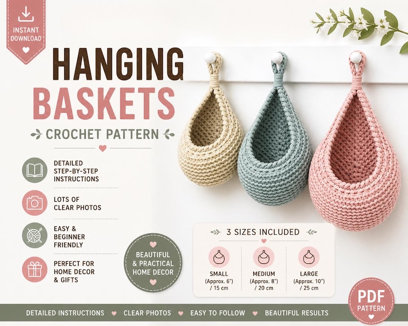 Puede incluir: Un patr&oacute;n de ganchillo para cestas colgantes con tres cestas en forma de l&aacute;grima en beige, verde salvia y rosa empolvado. El texto dice HANGING BASKETS CROCHET PATTERN, con tres tama&ntilde;os incluidos: peque&ntilde;o (15 cm), mediano (20 cm) y grande (25 cm).
