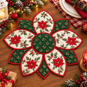 Peut inclure: Un set de table en tissu matelassé en forme de fleur avec des pétales alternés. Le motif présente des fleurs de poinsettia rouges, des feuilles de houx vertes et des baies sur des fonds crème et vert foncé, bordé d'un liseré rouge.