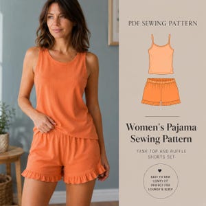 Può includere: Un cartamodello PDF per un set pigiama composto da una canotta e pantaloncini con volant. La grafica mostra il testo PDF SEWING PATTERN, Women's Pajama Sewing Pattern, TANK TOP AND RUFFLE SHORTS SET e EASY TO SEW COMFY FIT.