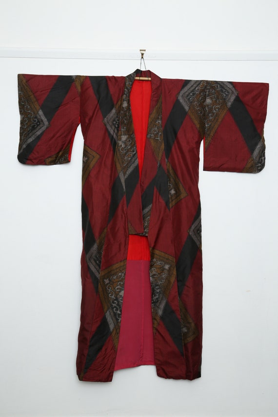 Traditional Japanese Kimono Red & Black meisen sil