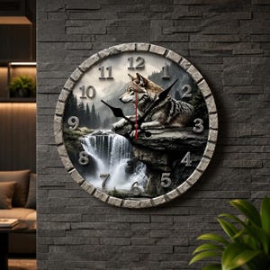 Könnte beinhalten: Eine runde Wanduhr mit einem Rahmen in Steinoptik und einem aufgedruckten Motiv eines Wolfes, der auf einem Felsvorsprung über einem Wasserfall ruht. Das Zifferblatt zeigt erhabene silberfarbene Ziffern und schwarze Stunden-, Minuten- und Sekundenzeiger.