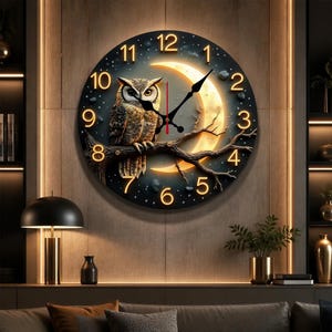 Puede incluir: Un reloj de pared redondo con un fondo de cielo nocturno oscuro, una luna creciente brillante y un búho detallado posado en una rama. La esfera del reloj muestra grandes números dorados iluminados del 1 al 12 y manecillas negras.