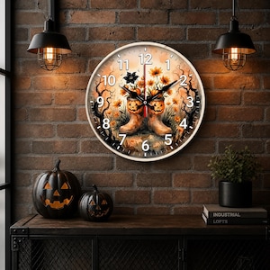 Puede incluir: Un reloj de pared redondo con una ilustración impresa de dos botas de color tostado decoradas con caras de calabaza, llenas de flores naranjas y rodeadas de ramas de árboles oscuras y retorcidas sobre un fondo naranja y crema.