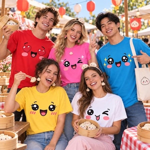 Puede incluir: Cinco personas visten camisetas coloridas con varios gráficos de caras de dumplings estilo kawaii. Las camisetas son rojas, rosas, azules, amarillas y blancas. Cada persona sostiene una pequeña vaporera de bambú con un dumpling.