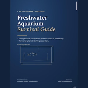 Puede incluir: Una guía digital azul oscuro titulada Freshwater Aquarium Survival Guide: A 30-Day Beginner's Companion. La portada presenta un dibujo lineal minimalista de una pecera rectangular con un pez, creada por The Greycliff Studio.
