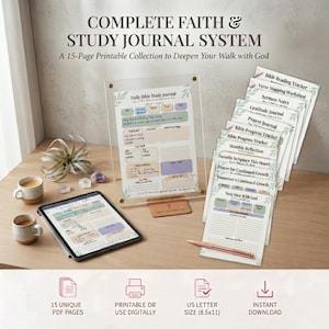 Pode incluir: Um sistema de di&aacute;rio de f&eacute; e estudo imprim&iacute;vel de 15 p&aacute;ginas com uma p&aacute;gina de di&aacute;rio de estudo b&iacute;blico di&aacute;rio em um suporte de acr&iacute;lico, um tablet exibindo a vers&atilde;o digital e uma pilha de planilhas, incluindo um rastreador de leitura.