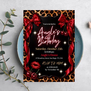 Könnte beinhalten: Eine rechteckige Geburtstagseinladungskarte mit schwarzer Mitte und Leopardenmuster-Rand. Sie zeigt den Text "You're invited to Angle's Birthday", "Saturday, October 25th", "At 05:00 pm", "Angle's House", "177 Broadway Street, San Diego, TX 2738", "RSVP TO MOM", "at 2378534529" und "by November 7th". Das Design enthält zwei große rote Satinschleifen, rote Kirschen und rote Lippen.