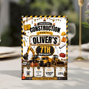 Könnte beinhalten: Eine rechteckige Einladung zum Geburtstag mit Baustellen-Motiv, gelben Baggern, Muldenkippern und Werkzeugen. Der Text lautet: JOIN US FOR A CONSTRUCTION PARTY! OLIVER'S 7TH BIRTHDAY, mit Feldern für Datum, Uhrzeit, Ort und RSVP-Informationen.