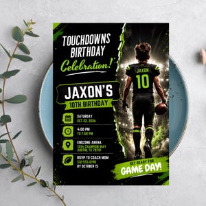 Könnte beinhalten: Ein rechteckiger Geburtstagseinladungs-Flyer mit Football-Thema in Schwarz und Neongrün. Er zeigt den Text TOUCHDOWNS BIRTHDAY CELEBRATION, JAXON'S 10TH BIRTHDAY sowie Veranstaltungsdetails wie Datum, Uhrzeit, Ort und Kontaktinformationen.