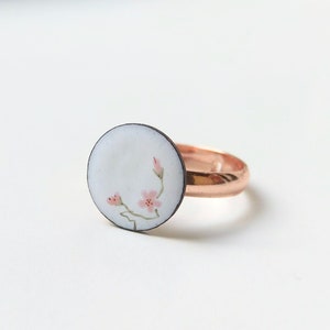 weißer mit Kirschblüten bemalter Ring aus Emaille