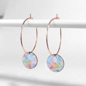 Earrings with colorful marbled enamel pendant