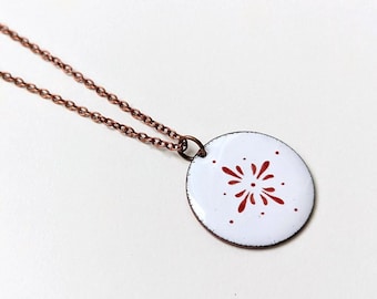 weiße Emaille-Kette mit rotem Ornament bemalt