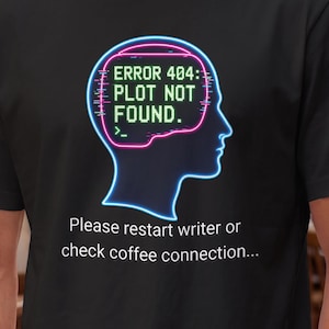 Peut inclure: Un t-shirt noir avec un graphique de style néon représentant une silhouette de tête humaine en bleu et rose. À l'intérieur, le texte indique ERROR 404: PLOT NOT FOUND. En dessous, le texte blanc indique Please restart writer or check coffee connection...
