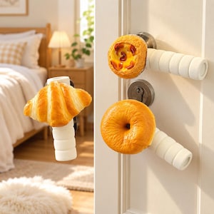 Può includere: Tre copri maniglia per porta con design realistici a forma di cibo. Una copertura ha la forma di un croissant dorato, un'altra di una crostatina all'uovo gialla e la terza di un bagel rotondo. Ogni copertura ha un'impugnatura in schiuma bianca.