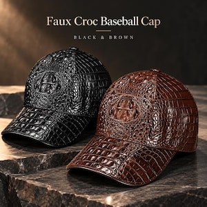Könnte beinhalten: Zwei Baseballkappen mit einer Textur aus Kunstkrokodilleder, eine in Schwarz und eine in Braun. Der Text "Faux Croc Baseball Cap" und "BLACK & BROWN" steht über den Kappen, die ein markantes, zentrales Schuppenmuster aufweisen.