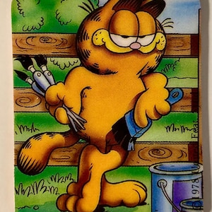 Pu&ograve; includere: Una tazza di ceramica bianca con manico nero e la scritta "But First, Coffee" in grassetto nero. La tazza &egrave; posta su uno sfondo sfocato, che suggerisce un'ambientazione accogliente. La tazza misura circa 10 cm di altezza.